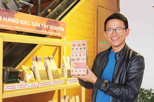 Nguyễn Hữu Duy bên sản phẩm tại cửa hàng cà phê của mình.