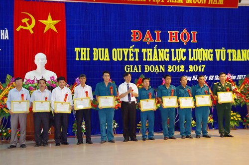 Tập thể, cá nhân thuộc Ban CHQS thành phố Đông Hà đạt thành tích cao được khen thưởng trong thi đua.