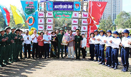 Đại diện xã Long Phước, huyện Long Thành trao quà tặng thanh niên.