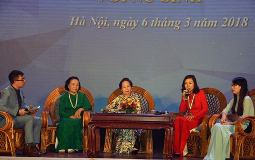 PGS, TS Trần Vân Khánh (thứ hai, từ phải sang) cùng các nhà khoa học trò chuyện với nữ sinh Đại học Quốc gia Hà Nội.