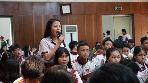 Học sinh giao lưu cùng các nhân chứng.