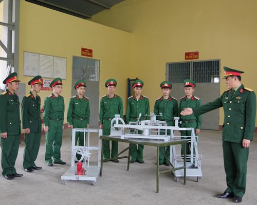 Thượng úy Võ Quang Hiếu (Đại đội 3, Tiểu đoàn Tăng 1) giới thiệu sáng kiến "Giá sửa chữa, bảo dưỡng đa năng kính xe tăng thiết giáp".