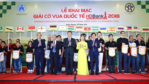 Ban tổ chức trao cờ cho các vận động viên tham gia Giải Cờ vua quốc tế HDBank 2018 .
