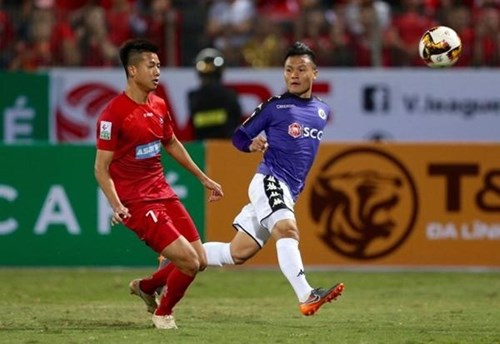 Quang Hải của CLB Hà Nội (bên phải) và đồng đội đã giành được chiến thắng đầu tiên tại V-League 2018. Ảnh: QUANG MINH