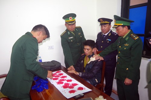Đối tượng Vinh và tang vật tại cơ quan điều tra.