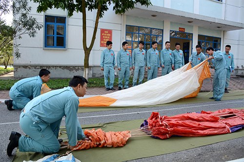 Cán bộ, nhân viên Trung tâm Quốc gia huấn luyện TKCN đường không huấn luyện gấp dù.