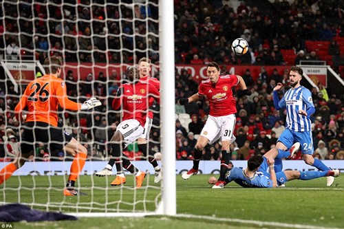 Matic ấn định chiến thắng 2-0 cho Man Utd ở phút 83 cũng từ một pha đánh đầu cận thành. Ảnh: PA