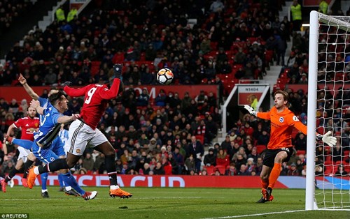 Tiền đạo Lukaku đánh đầu mở tỷ số cho Man Utd sau quả tạt thuận lợi của Matic. Ảnh: Reuters