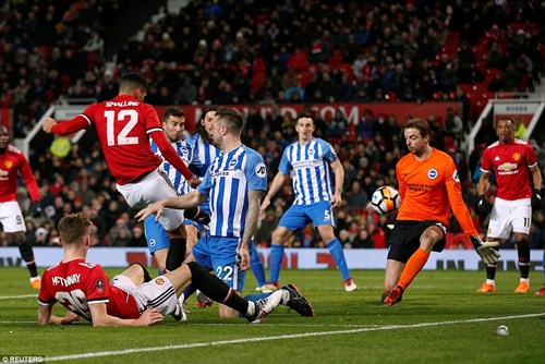 Trung vệ Smalling bỏ lỡ cơ hội mười mươi khi sút trúng cột dọc ở cự ly gần. Ảnh: Reuters