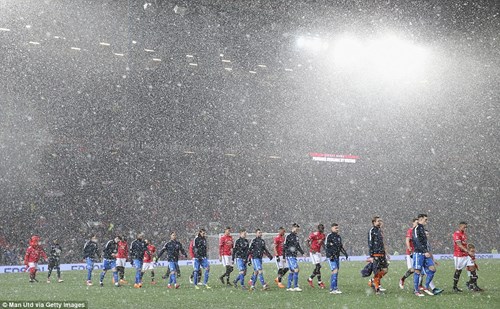 Man Utd tiếp đón Brighton trong cơn mưa tuyết nặng hạt trên sân nhà Old Trafford. Ảnh: Getty
