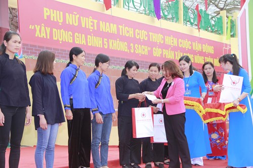 Đại diện Trung ương Hội Chữ thập đỏ Việt Nam trao quà tặng phụ nữ xã Bắc Xa.