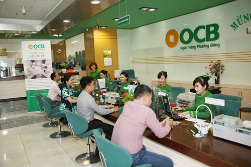 Khách hàng giao dịch tại Ngân hàng TMCP Phương Đông. Ảnh: THU THỦY.