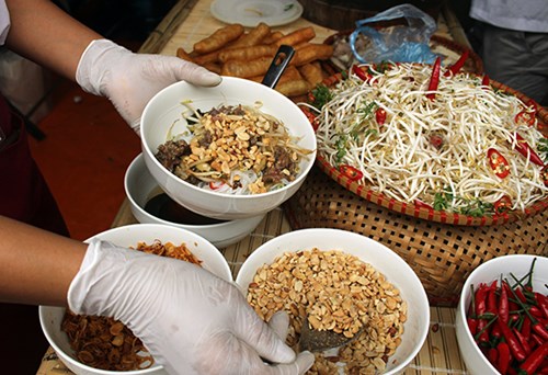 Các loại gia vị dùng để chế biến món bún, phở trộn của Việt Nam.