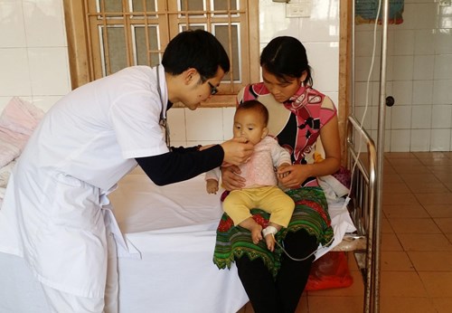 Bác sĩ Hiếu khám bệnh cho người dân huyện Mường Nhé. Ảnh: NGUYỄN ANH.