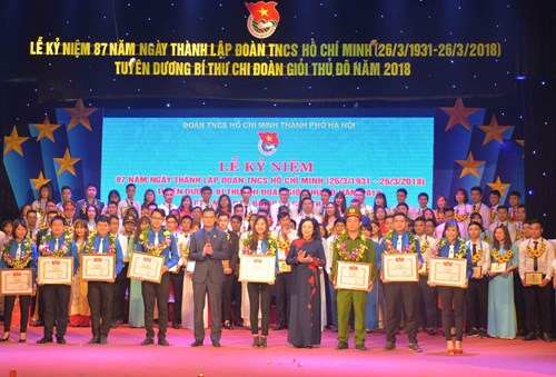Các đồng chí bí thư chi đoàn giỏi và xuất sắc năm 2018 được Thành đoàn Hà Nội vinh danh.