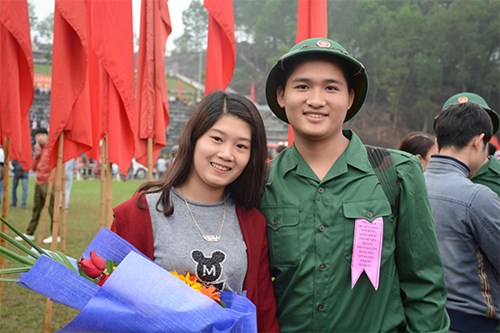 Bùi Minh Hiếu và người yêu trước giờ lên đường về đơn vị mới.
