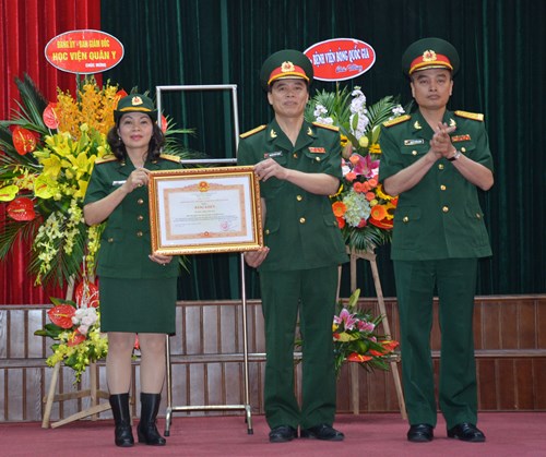 Thừa ủy quyền của Thủ tướng Chính phủ, Đại tá, PGS, TS Nguyễn Trường Giang, Phó giám đốc Học viện Quân y trao Bằng khen tặng Bộ môn-Khoa Phụ sản.
