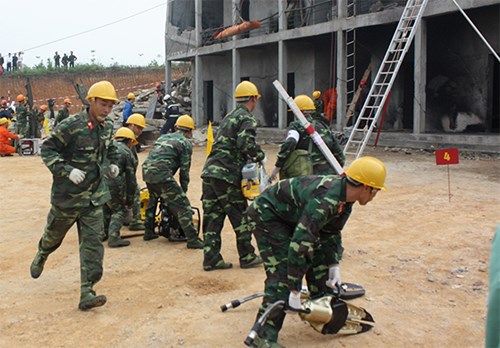 Cán bộ, chiến sĩ Tiểu đoàn 93 huấn luyện thực hành cứu hộ, cứu nạn.