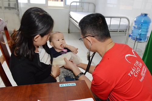 Em nhỏ 8 tháng tuổi được bác sĩ khám sàng lọc dị tật tim.