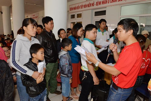 Các phụ huynh đưa con đến chờ vào khám sàng lọc dị tật tim bẩm sinh.
