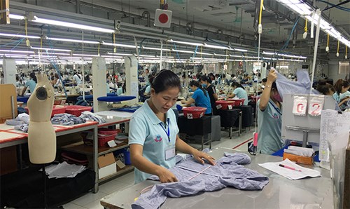 Sản xuất sản phẩm may mặc tại Công ty TNHH MLB Tenergy (huyện Yên Thành, tỉnh Nghệ An).