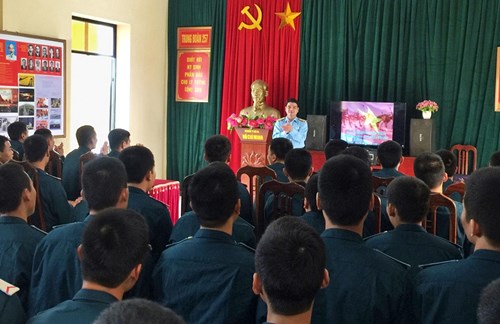 Đại đội chiến sĩ mới, Trung đoàn 257, học hát các bài hát truyền thống.
