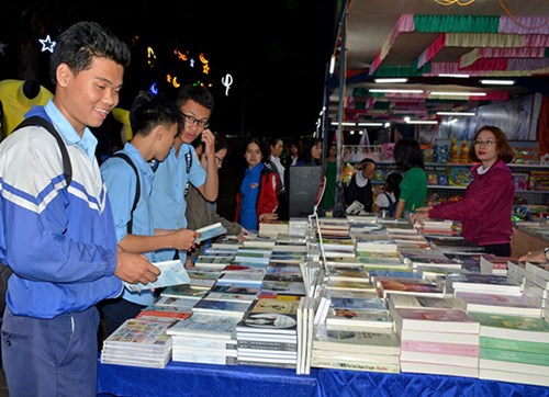 Các em học sinh hồ hởi đến Hội sách tham quan và mua sách.