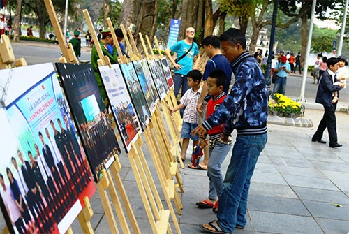 Người dân đến tham quan triển lãm ảnh về phòng, chống bom, mìn, vật nổ.