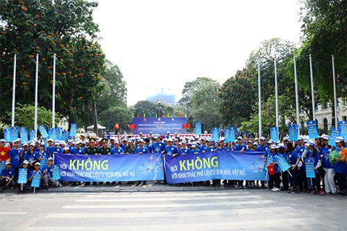 Đi bộ hưởng ứng phòng, chống bom, mìn, vật nổ.