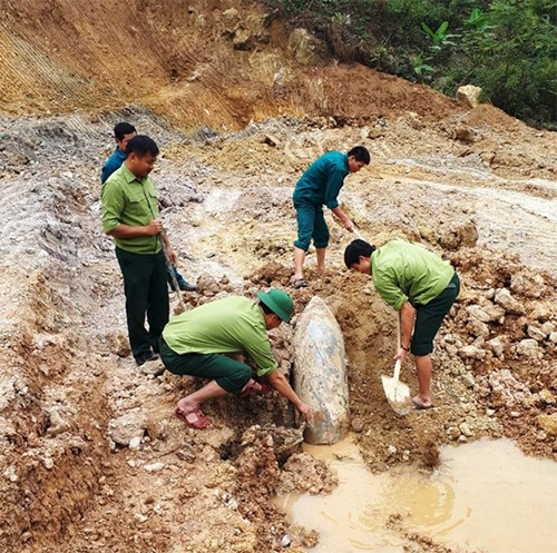 Cán bộ, chiến sĩ Đại đội Công binh 17, Bộ CHQS tỉnh Nghệ An tiến hành tháo gỡ quả bom trên địa bàn.