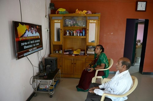 Có điện, người dân trên đảo có thể xem TV bất cứ lúc nào.
