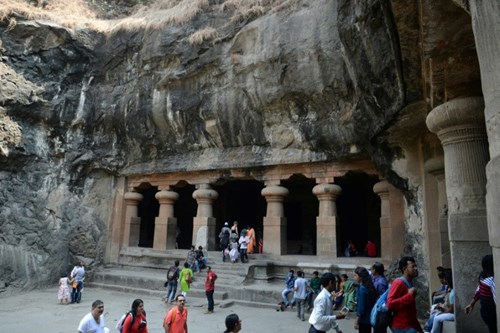 Hàng nghìn người khám phá Elephanta mỗi ngày