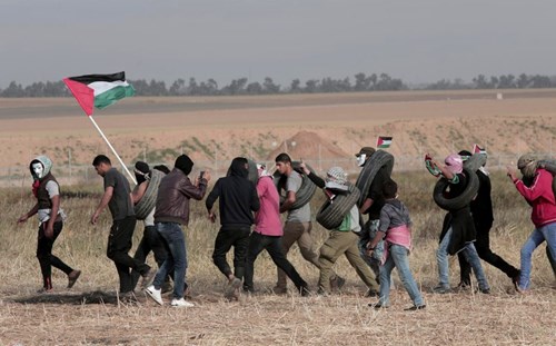Người biểu tình Palestine tiến gần tới hàng rào dọc biên giới Israel - Gaza. Ảnh: AP