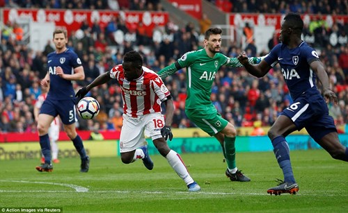 Diouf gỡ hòa 1-1 cho chủ nhà Stoke sau sai lầm của thủ thành Hugo Lloris. Ảnh: Reuters