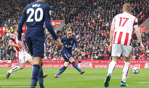 Eriksen mở tỷ số cho Tottenham với cú dứt điểm hiểm hóc trong vòng cấm. Ảnh: Dailymail
