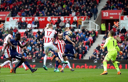 Harry Kane ấn định chiến thắng 2-1 cho các vị khách. Ảnh: PA