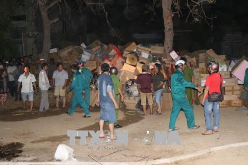 Một số mặt hàng điện máy, đồ gia dụng được đưa ra ngoài.