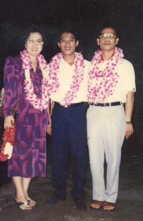 Du khách chụp ảnh lưu niệm trước cửa hang động Lùng Khúy.