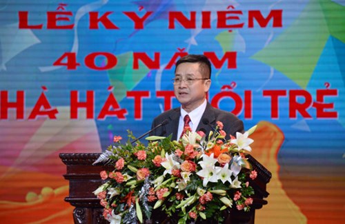 NSƯT Chí Trung, Giám đốc Nhà hát Tuổi trẻ phát biểu tại buổi lễ.