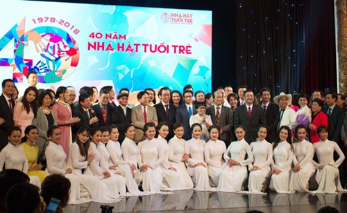 Phó thủ tướng Vũ Đức Đam chụp ảnh với các thế hệ lãnh đạo, diễn viên của Nhà hát.