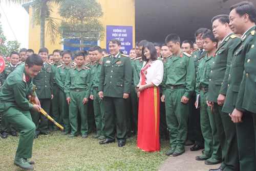 Chiến sĩ dân tộc Mông biểu diễn múa khèn phục vụ cán bộ, chiến sĩ đơn vị trong Đại hội Đoàn Thanh niên Trung đoàn 174.