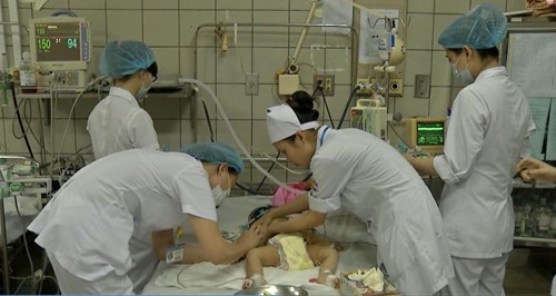 Chăm sóc bệnh nhân tại Khoa Nhi, Bệnh viện Bạch Mai.