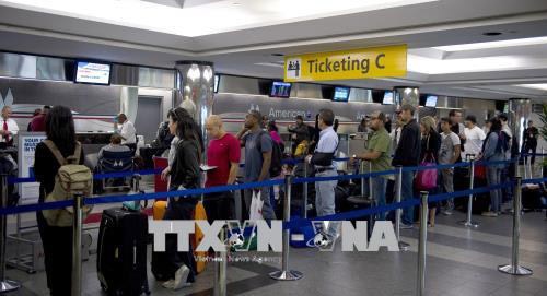 Hành khách chờ làm thủ tục tại sân bay LaGuardia ở New York, Mỹ.