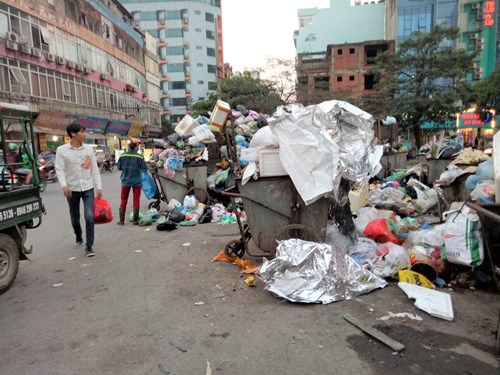 Bãi rác trước khu vực cổng giao nhận hàng hóa của bến xe Mỹ Đình gây cản trở giao thông.