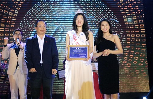 Nguyễn Hoài Phương Anh trong phút đăng quang tại cuộc thi. Ảnh do ban tổ chức cung cấp.