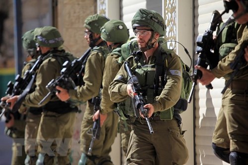 Binh sĩ Israel gác tại Hebron, Bờ Tây ngày 31-3. (Nguồn: THX/TTXVN)
