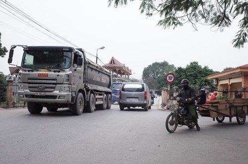 Xe quá tải lưu thông qua cầu Liên Mạc mặc dù đã có biển hạn chế tải trọng phương tiện.