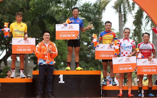 Ban tổ chức trao giải cho 5 tay đua về đầu ở chặng 23.