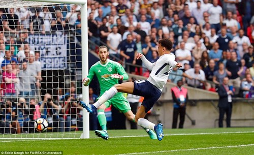 Dele Alli dễ dàng đệm bóng cận thành mở tỷ số cho Tottenham. Ảnh: Dailymail
