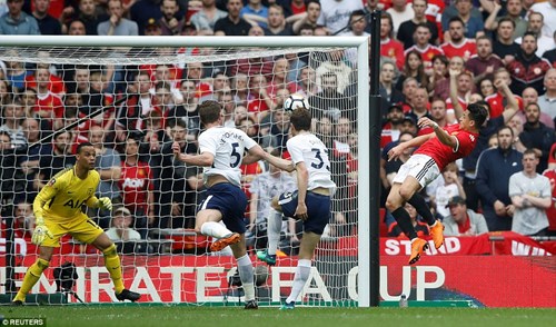Sanchez san bằng tỷ số cho Man Utd với cú đánh đầu tinh tế. Ảnh: Reuters